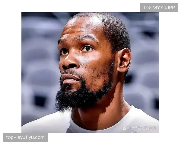杜兰特居然能在豪宅里一边签合同一边撸猫，这节奏也太明星了吧！