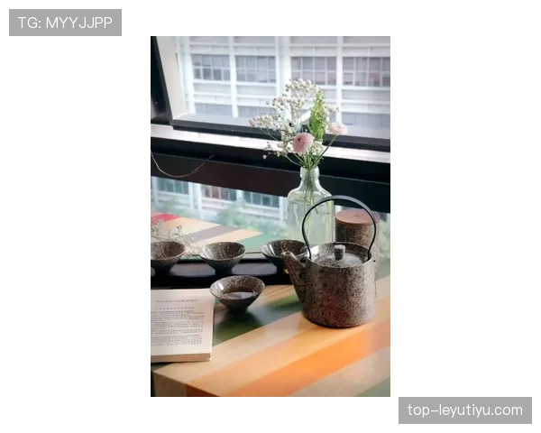 莱万每天凌晨四点喝黑咖啡啃鸡胸肉,老婆说他闻起来像健身房拖把 莱万每天凌晨四点喝黑咖啡啃鸡胸肉,老婆说他闻起来像健身房拖把